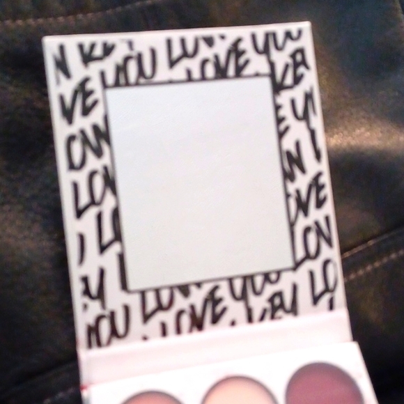 BH Cares Palette Shadows - Picture 3 of 5